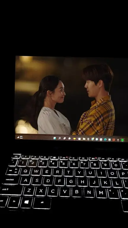 Menikmati waktu santai dengan menonton drama Korea favorit Seseorang menonton drama Korea di laptop