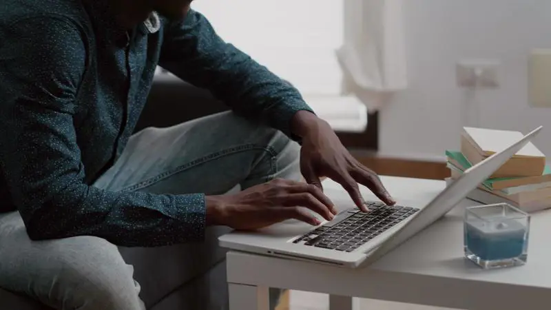Mencari subtitle secara online Seseorang menggunakan laptop untuk mencari subtitle