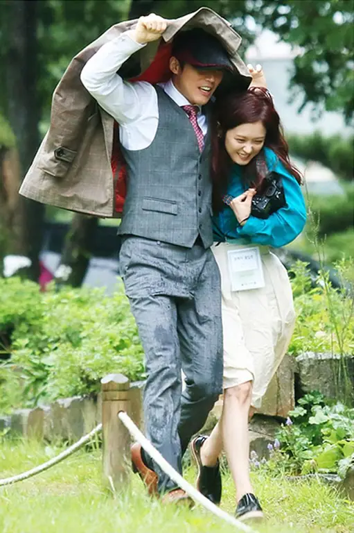 Potret kedekatan Jang Hyuk dan Jang Nara sebagai Lee Gun dan Kim Mi Young Foto Jang Hyuk dan Jang Nara dalam adegan drama Fated to Love You
