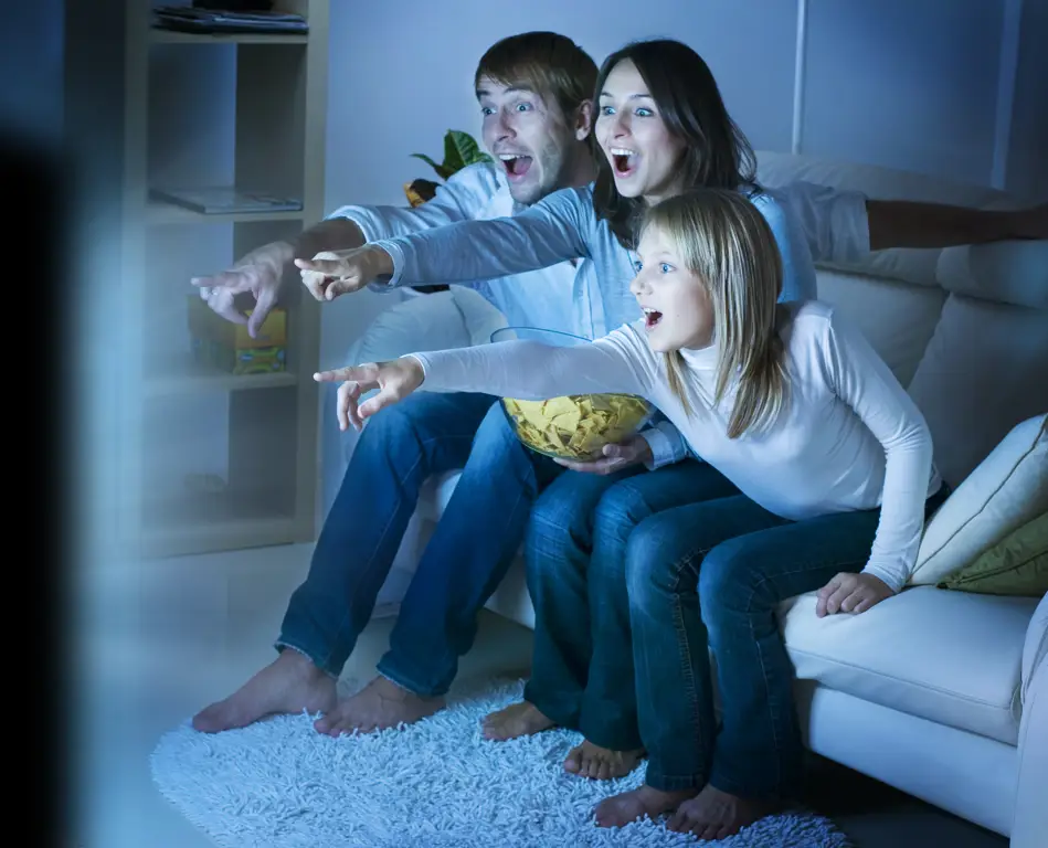 Kumpul Keluarga Nonton Film Menonton film di rumah bersama keluarga
